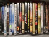 beaucoup de DVD dans une boîte posée sur la table