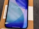 un gros plan d'une boîte sur laquelle est posé un téléphone