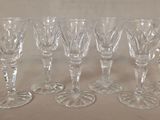 six verres à vin sont alignés sur une table