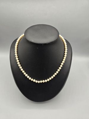 Collier simple de 74 perles blanches, taille dite "princesse…