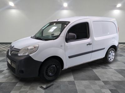 la photo d'une camionnette blanche sur un sol en damier