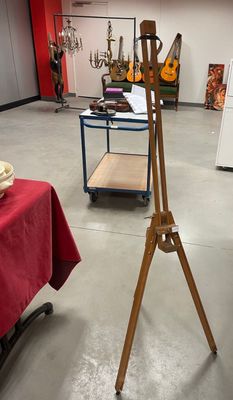 Un CHEVALET tripode en bois de marque Vang, pliable.