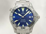 une photo d'une montre au cadran bleu, montée sur un bracelet argenté