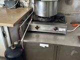 une photo d'une cuisine professionnelle avec une casserole sur la cuisinière