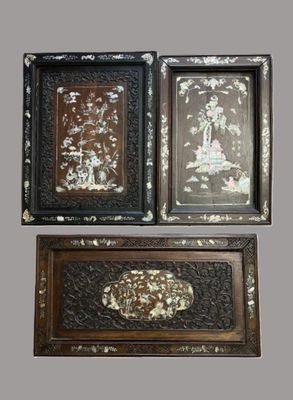 trois œuvres d'art sont exposées sur une surface grise