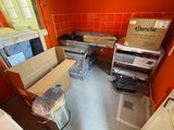une pièce où il y a beaucoup de boîtes et de cartons sur le sol