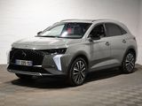 Le nouveau SUV DSX est garé dans un showroom.