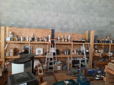 une pièce avec beaucoup d'objets sur les étagères
