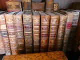 de nombreux vieux livres empilés les uns sur les autres