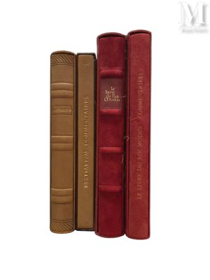 trois livres sont empilés les uns sur les autres sur une étagère