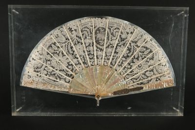 une vitrine en verre avec un ventilateur à l'intérieur