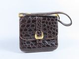 sac à main en cuir d'alligator marron avec des finitions dorées