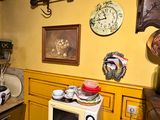 une petite cuisine équipée d'une cuisinière, d'un micro-ondes et d'un four à micro-ondes