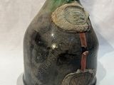 une bouteille de vin posée sur une table