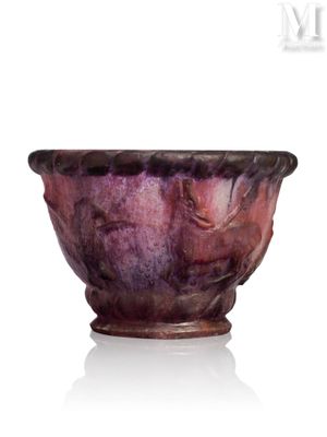 un bol violet posé sur une table blanche