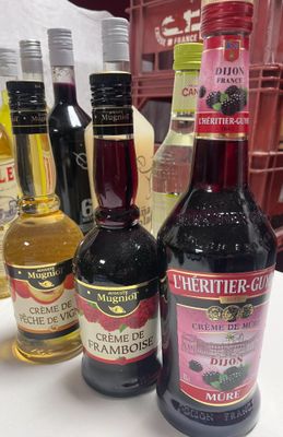 Plusieurs bouteilles de différents types de vin sont alignées sur une table