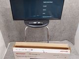 un téléviseur à écran plat posé sur un meuble