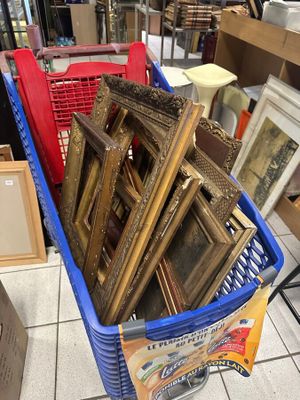 un panier bleu rempli de cadres photo dans un magasin