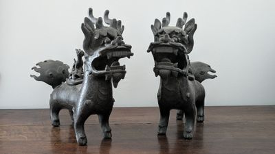 deux statues d'animaux posées sur une table
