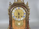 une horloge posée sur une table