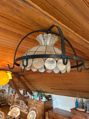 un lustre suspendu au plafond d'une pièce