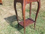 une petite table avec un tiroir, posée dans l'herbe