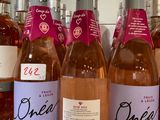 plusieurs bouteilles de vin sont alignées sur un comptoir