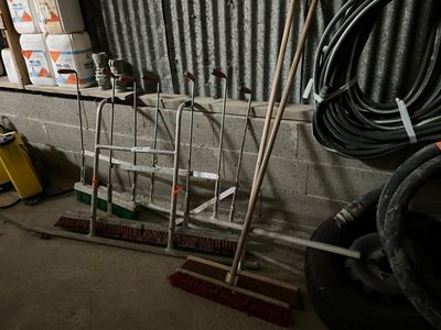 beaucoup de balais et d'autres outils dans une pièce