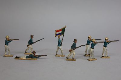 plusieurs figurines représentant des hommes en uniforme tenant des fusils et un drapeau