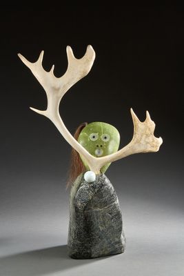 une image représentant une sculpture d'un cerf avec des bois sur la tête