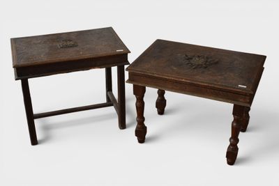 paire de tables d'appoint anciennes en bois, avec plateau sculpté et pieds tournés