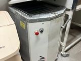 une machine posée à côté d'une poubelle