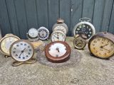 de nombreux types d'horloges posées par terre