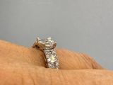 un gros plan de la main d'une personne portant une bague en diamant