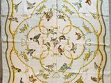 une image représentant une nappe ornée d'oiseaux et de fleurs
