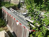 une clôture qui a été renversée dans le jardin