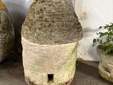 trois vases posés les uns à côté des autres par terre