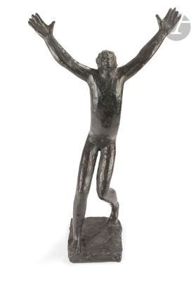 statue d'un homme aux bras tendus, tenant une balle en l'air