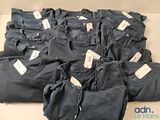 beaucoup de t-shirts noirs posés sur une table