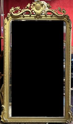 Important miroir à fronton, cadre en bois et stuc doré à déc…