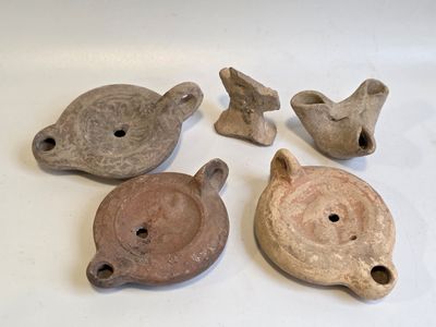 ARCHEOLOGIE Trois lampes à huile. Epoques diverses, terre cu…
