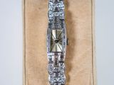 une photo d'une montre pour femme sertie de diamants