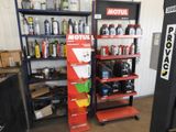 de nombreux types d'outils sur les étagères du garage