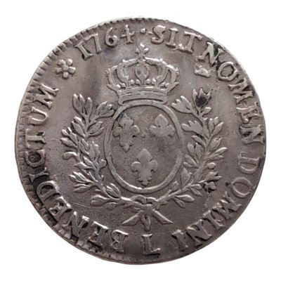 Gros plan sur une pièce de monnaie ornée d'une couronne