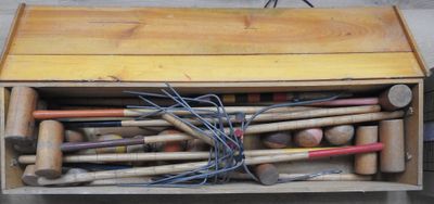 une caisse en bois remplie de différentes sortes de battes de baseball