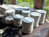 beaucoup d'assiettes sur une table dans une pièce