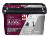 un pot de peinture blanche posé sur le plan de travail de la cuisine