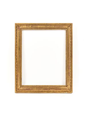 un cadre doré sur un mur blanc, avec un fond blanc
