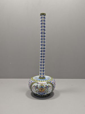 une image représentant un vase orné d'un motif bleu et blanc