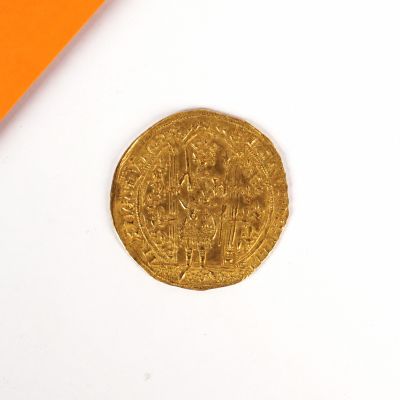 une table orange et blanche sur laquelle est posée une pièce d'or